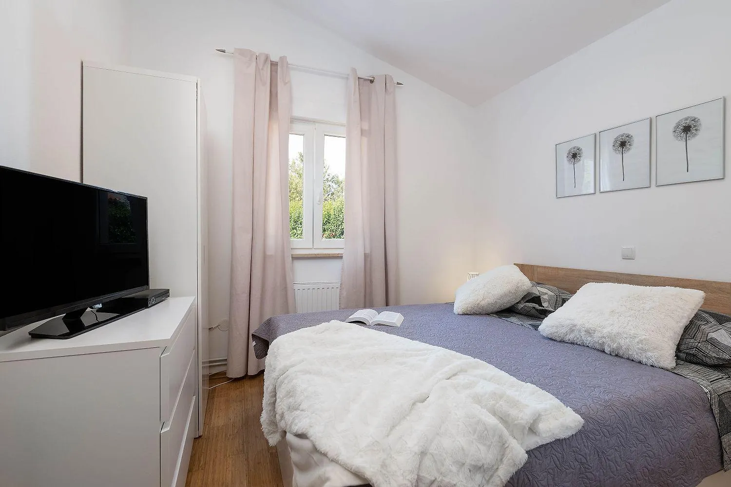 Charmante Villa Mit Privatem Pool, Klima, Sonnenliegen, Terrasse Und Grill Manjadvorci بيت للعطل