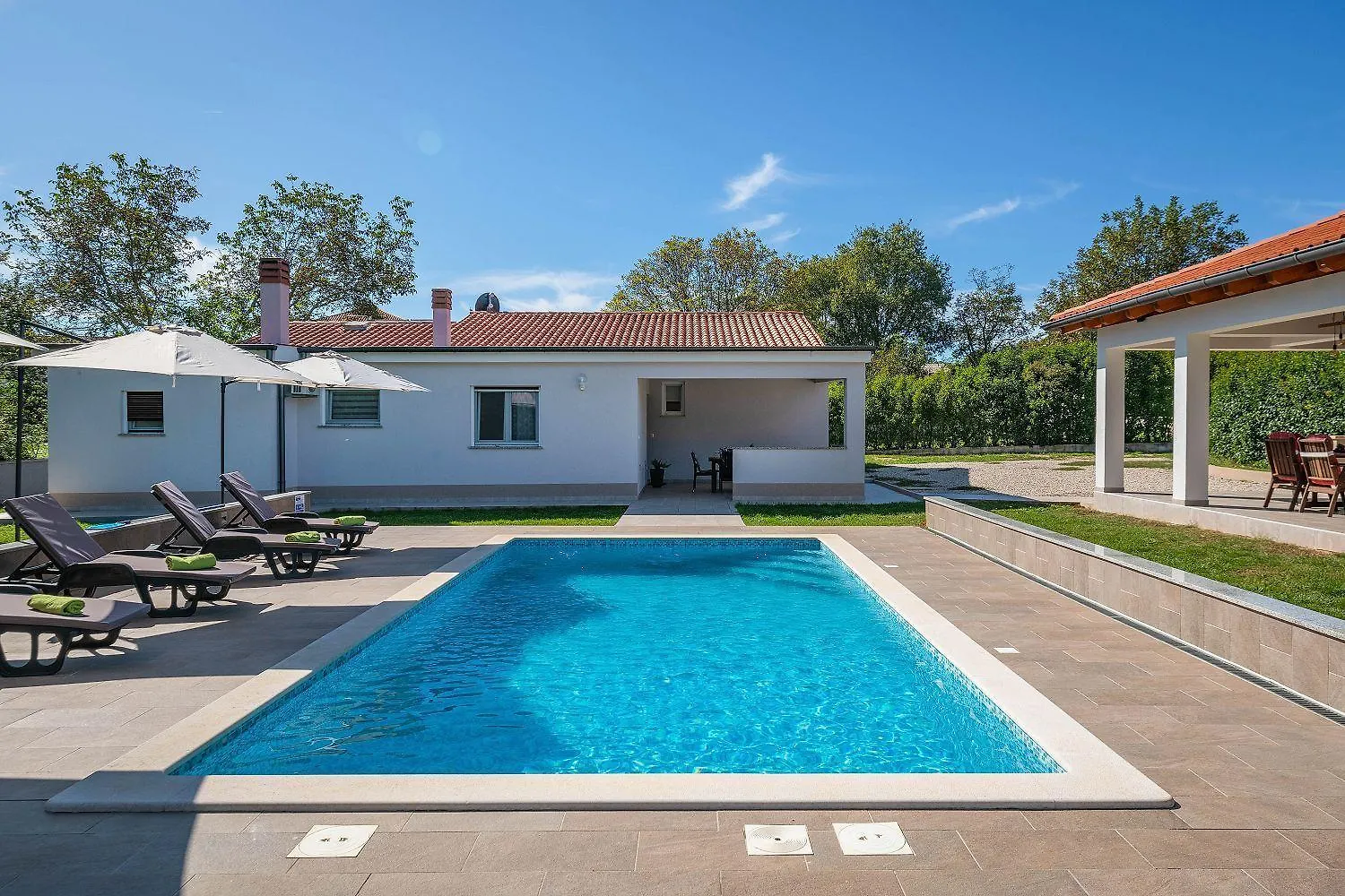 Charmante Villa Mit Privatem Pool, Klima, Sonnenliegen, Terrasse Und Grill Manjadvorci