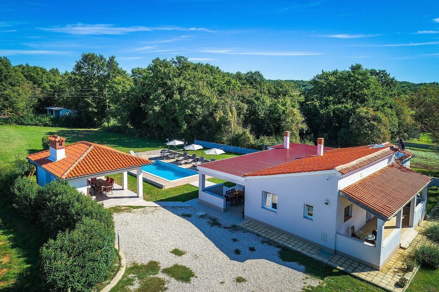 別荘 Charmante Villa Mit Privatem Pool, Klima, Sonnenliegen, Terrasse Und Grill Manjadvorci クロアチア